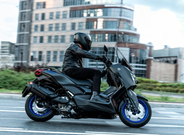 2025 XMAX 300