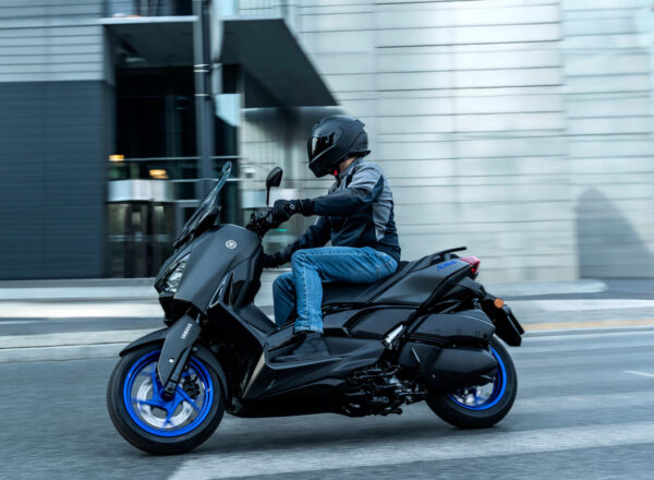 2025 XMAX 300
